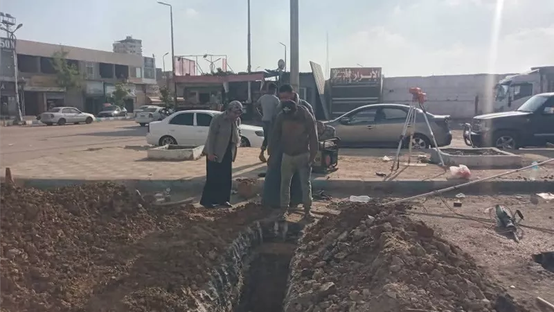 رفع كفاءة وصيانة خطوط الصرف الصحى بمساكن الشهداء بحي الأربعين بالسويس 