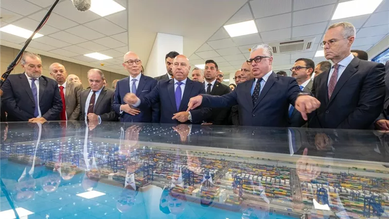 الوزير وجمال الدين يشهدان التشغيل التجريبي لمحطة البحر الأحمر لتداول الحاويات 