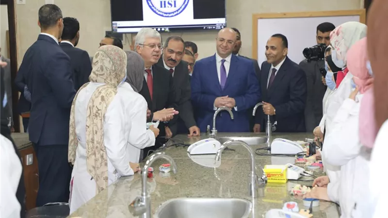 «عاشور» خلال زيارته لبنى سويف: الرئيس «السيسى» وجه بضرورة تحسين جودة التعليم