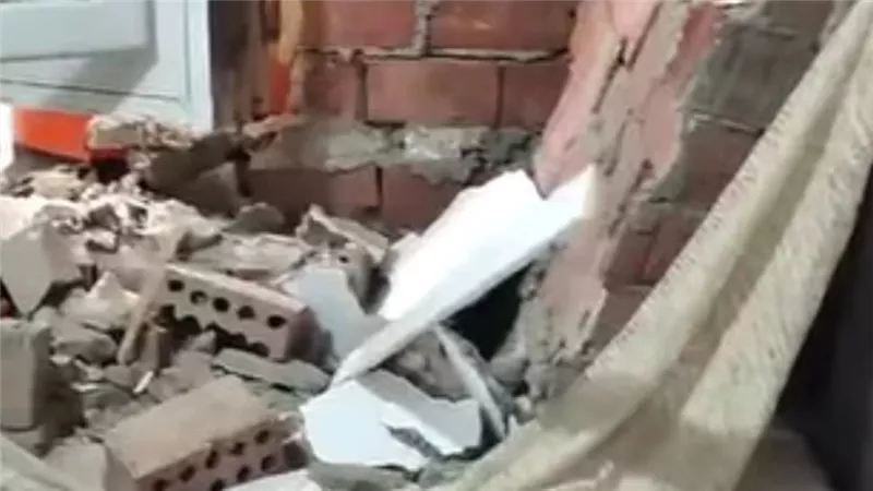 مفيهوش فرامل.. أتوبيس مدرسة خاصة يقتحم غرفة نوم بمدينة بدر| صور
