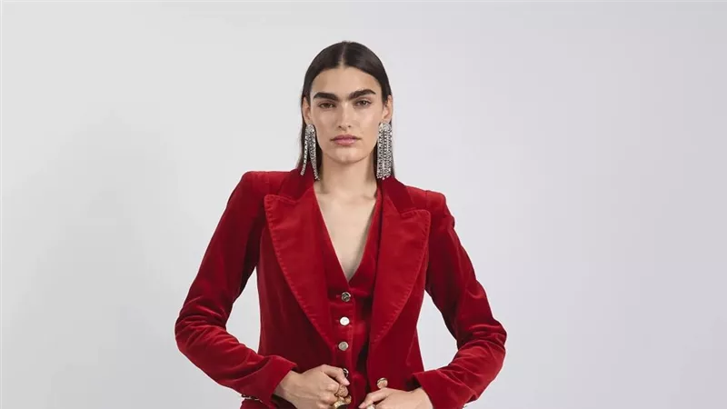 علامة Temperley London رومانسية الحرفية ووهج الإبداع