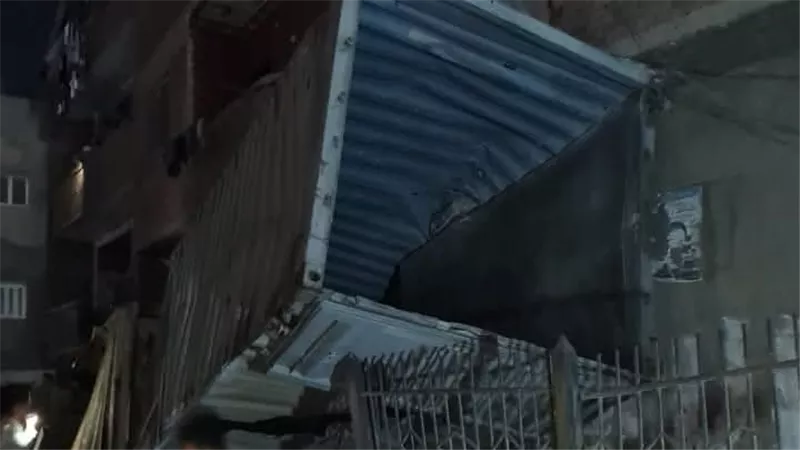 سقوط صناديق كونتنر من قطار بضاعة أمام منطقة السفاينة بطوخ في القليوبية 