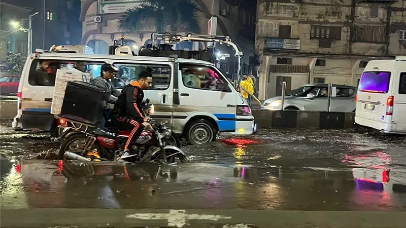 أهالي دمياط يستغيثون بعد غرق الشوارع بمياه الأمطار وتوقف الحركة بالكامل