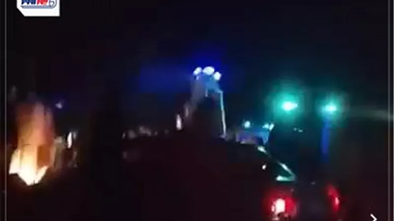 انتشال 4 أشخاص بينهم طفلة في حادث انقلاب سيارة ميكروباص بقنا