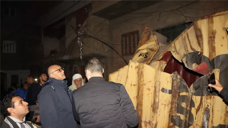 محافظ القليوبية ومدير الأمن يتابعان حادث تساقط حاويات من قطار البضائع