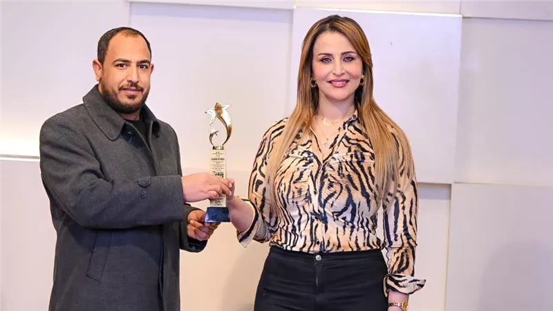 بالصور.. محمد الدهشوري رئيس «سيلفر سكرين» يحصد جائزة التميز والإبداع العربي