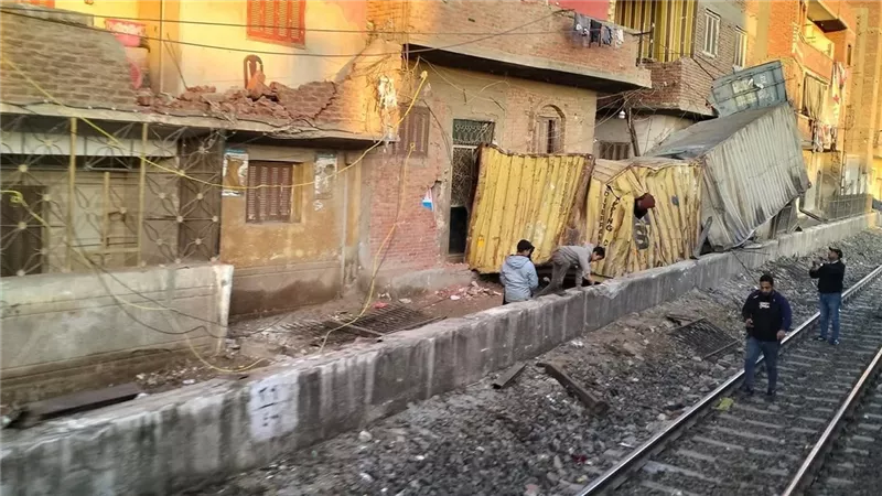 عودة حركة القطارات بعد توقفها بسبب حادث انقلاب حاويات قطار طوخ