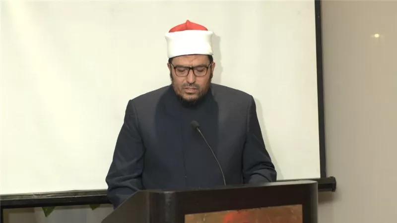 علماء يناقشون 