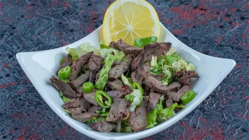 كنز غذائي بمخاطر خفية.. ونقيب البيطريين يحذر منها| احذر تناول الكبدة