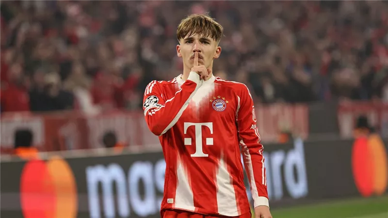 اختبره ريال مدريد وخطفه بايرن.. كارل جوهرة البافاري الجديد