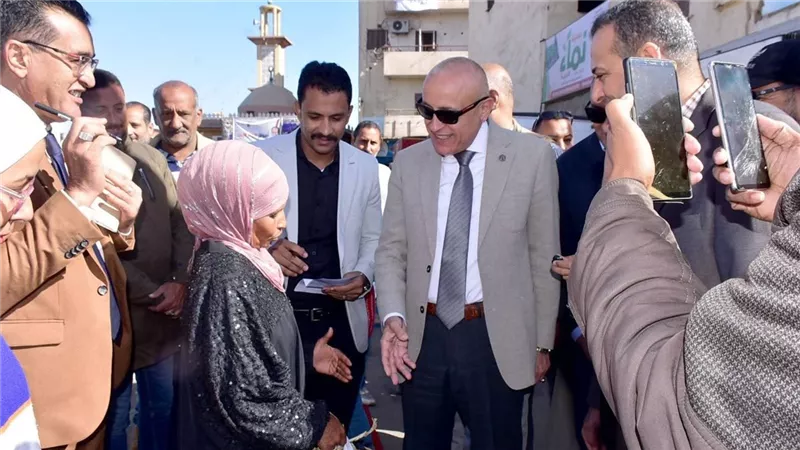 «معايا ثوم اشتريهم مني».. بائعة بسيطة تستوقف محافظ الأقصر لعرض بضاعتها عليه