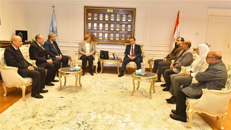 محافظ أسيوط يستقبل رئيس المجلس القومي للطفولة والأمومة خلال زياتها للمحافظة
