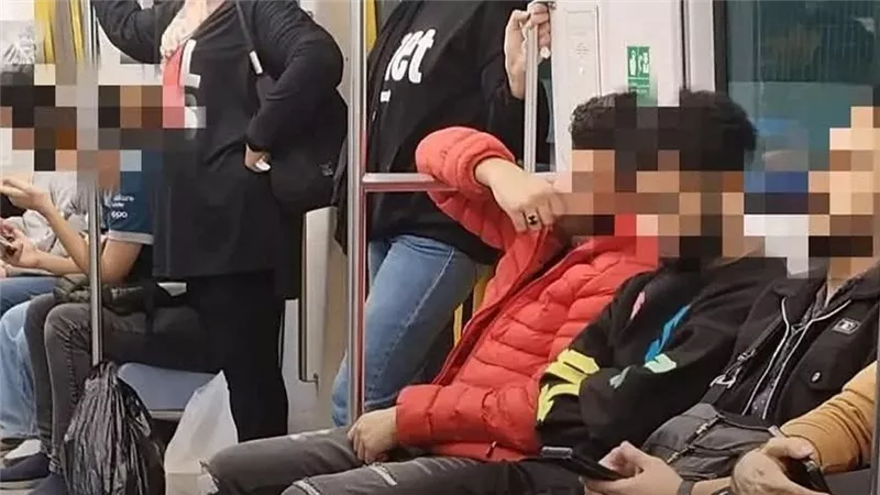 مفاجأة بشأن واقعة صورة المترو لشباب تجاهلوا وقوف الفتيات.. إجراء قانوني عاجل