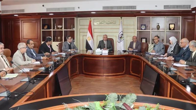 سكرتير عام بنى سويف يشدد على تذليل العقبات بتنفيذ مشروعات الخطة الاستثمارية