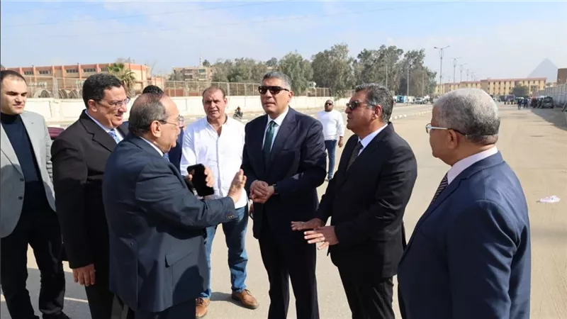 محافظ الجيزة يعاين الموقع المقترح لإقامة سوق اليوم الواحد بهضبة الأهرام | صور