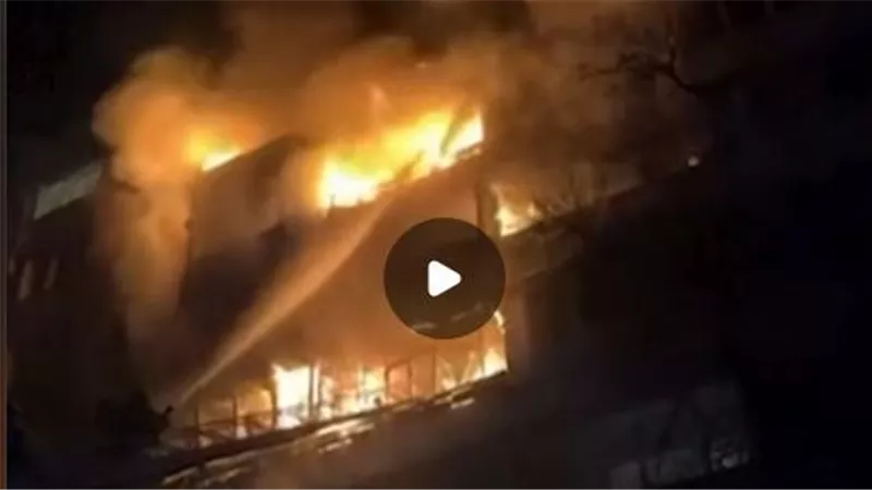 حريق ضخم في زابوريجيا بعد غارة روسية بطائرة مسيرة على مبنى سكني 