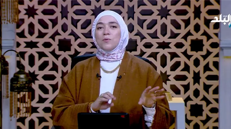 «إن أكرمكم عند الله أتقاكم».. دينا أبو الخير تحذر من الكبر والتفاخر