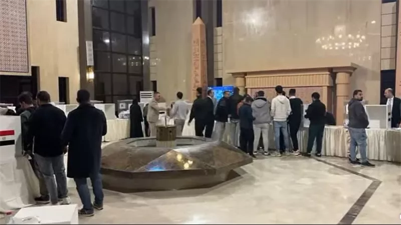 الساعات الأخيرة.. توافد الجالية المصرية بالسعودية للتصويت في انتخابات النواب