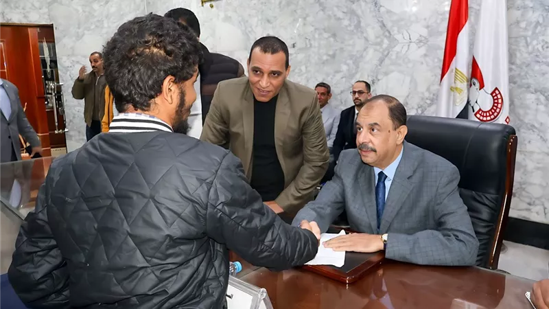 محافظ سوهاج يعقد اللقاء الجماهيري الأسبوعي ويؤكد الالتزام بالاستجابة الفورية