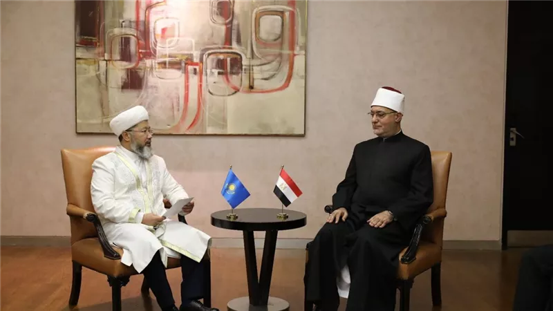 مفتي الجمهورية يلتقي مفتي كازاخستان على هامش الندوة الدولية الثانية للإفتاء
