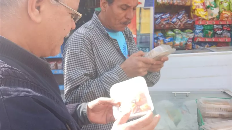 التحفظ على دقيق مدعم وضبط مكملات غذائية منتهية الصلاحية ببنى سويف