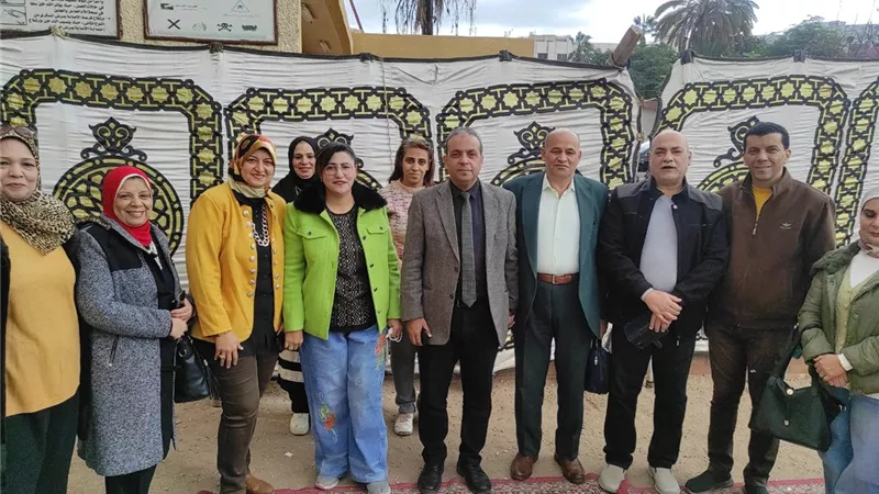 مدير إدارة شرق الزقازيق والعاملين بالادارة يحتشدون بمحيط اللجان الانتخابية 