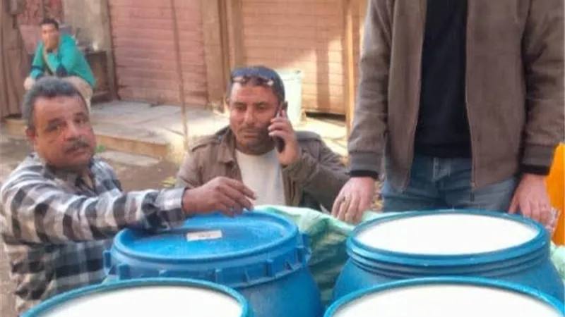 ضبط 3 مركبات توك توك محملة بـ2600 لتر لبن غير صالح ببني سويف