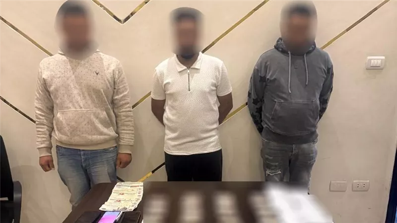 ضبطوا متلبسين.. القبض على 3 أشخاص بحوزتهم مبالغ وبطاقات ناخبين بالسويس