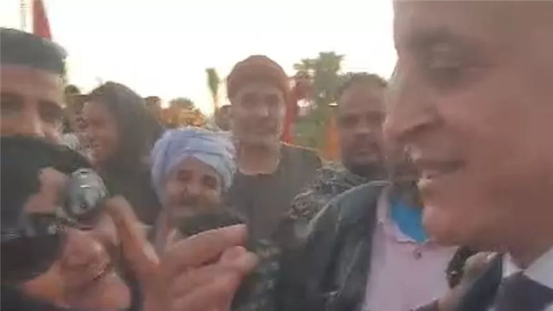 لقطة إنسانية على كورنيش البر الغربي.. سيدة تدعو لمحافظ الأقصر 