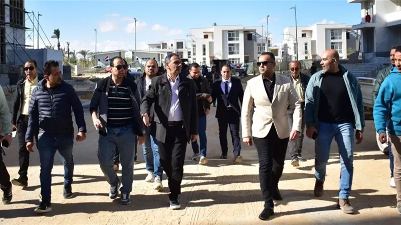 نائب رئيس قطاع التنمية والإنشاءات يتفقد مشروعات مدينة العلمين الجديدة