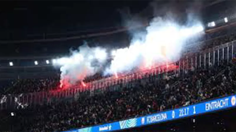 تعويض مالي يقدر بـ6100 يورو.. برشلونة يرد على شغب جماهير آينتراخت