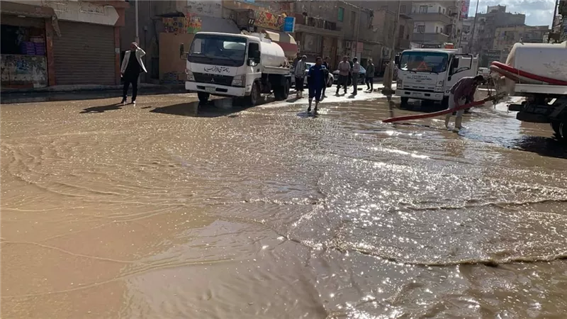 هبوط أرضي يقطع المياه عن شارع الباسل بالسويس.. جهود عاجلة لإصلاح الكسر