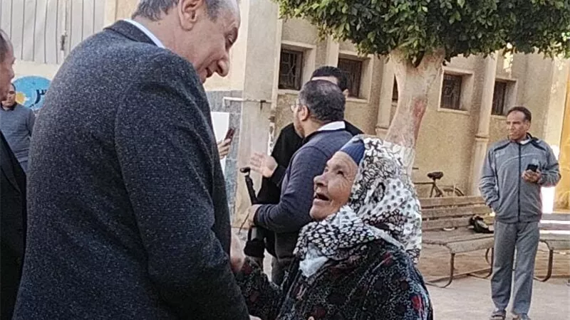 «انا بحبك».. موقف إنساني لمحافظ الغربية مع مسنة أمام لجنة انتخابية بالغربية