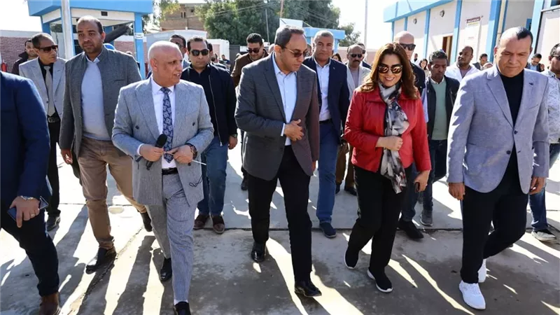 وزيرة التنمية ومحافظ قنا يتفقدان البنية التحتية للمنطقة الصناعية بقفط|بث مباشر