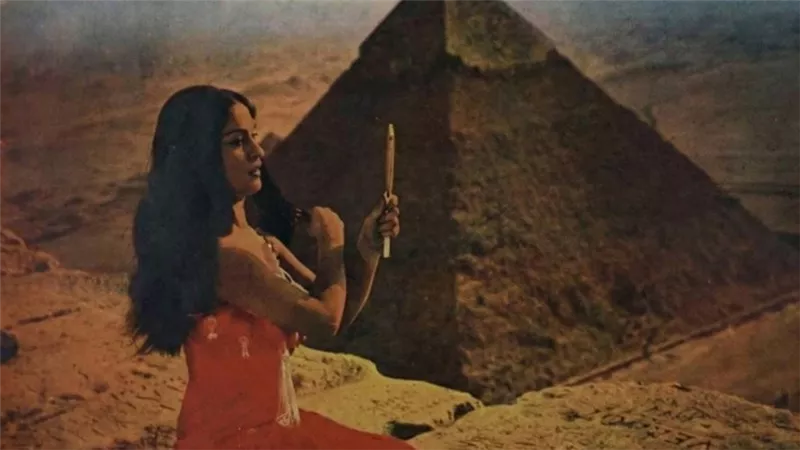 لحظة جرأة لا تنسى.. لماذا تسلقت سهير زكي الأهرامات؟|اعرف القصة 