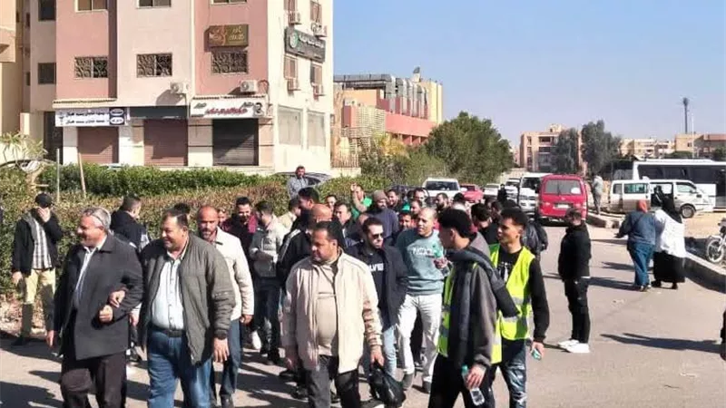 التنسيقية:توافد عمال المصانع للإدلاء بأصواتهم في جولة الإعادة بانتخابات النواب