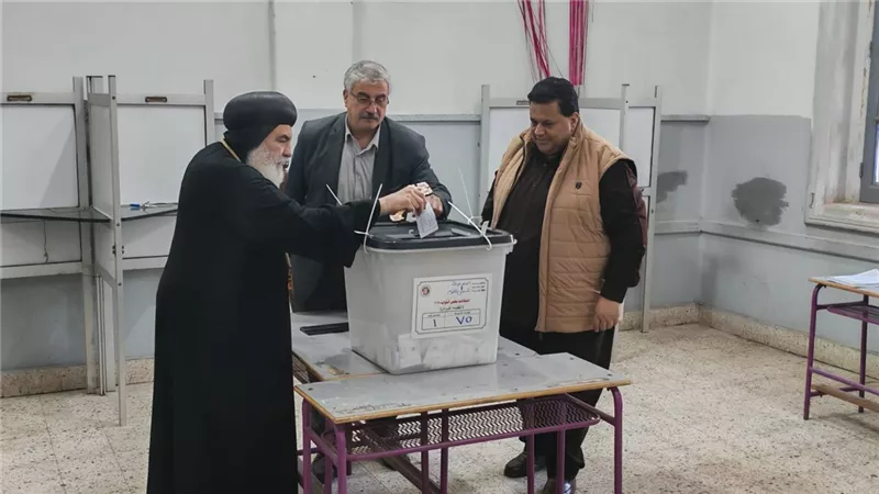 الأنبا بنيامين مطران المنوفية يدلي بصوته في اليوم الثاني للانتخابات النواب