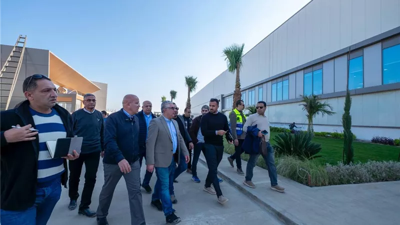 رئيس اقتصادية قناة السويس يتفقد مشروعات البنية التحتية بالقنطرة غرب
