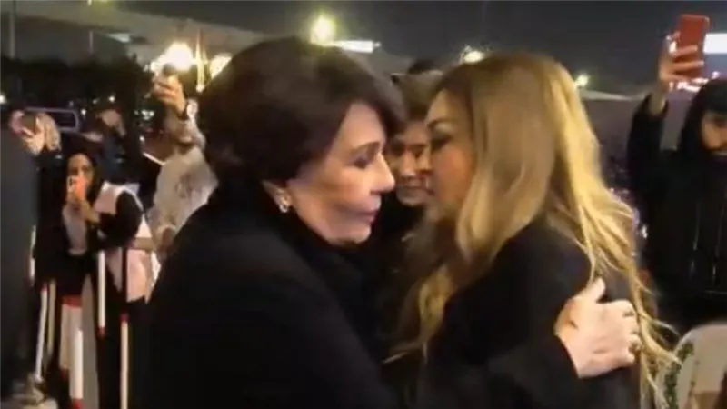 في عزاء شقيقة الزعيم.. أول ظهور لـ فردوس عبدالحميد بعد أنباء إصابتها بكورونا