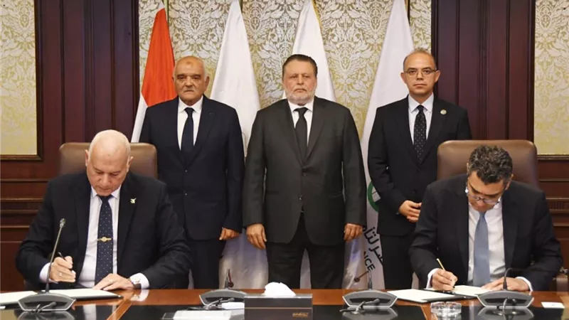 محافظ المركزي يشهد توقيع شراكة بين صندوق تكريم وشركة مصر للتأمينات