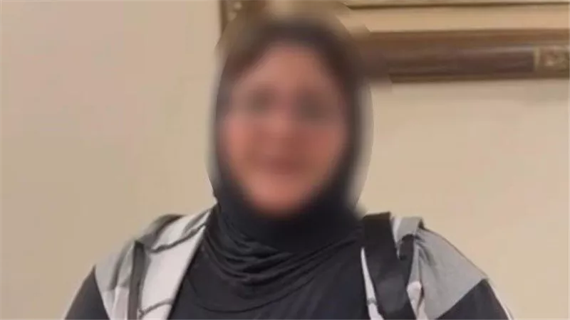 سقوط سيدة توجه الناخبين بجوار لجنة بالمحلة لانتخاب اثنين من المرشحين 