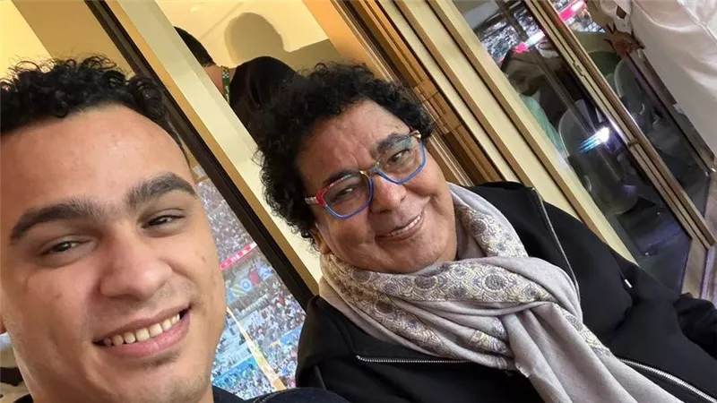 من المدرجات.. مصطفى حدوتة يحتفل بنجاح أغنية بطولة كأس العرب مع الكينج