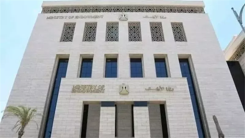 وزير الأوقاف يهدي الكتب المقررة للدارسين بالمراكز الثقافية ومراكز تحفيظ القرآن