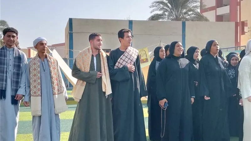 طلاب بنى سويف بالجلباب والزى البدوى احتفالا باليوم العالمي للغة العربية