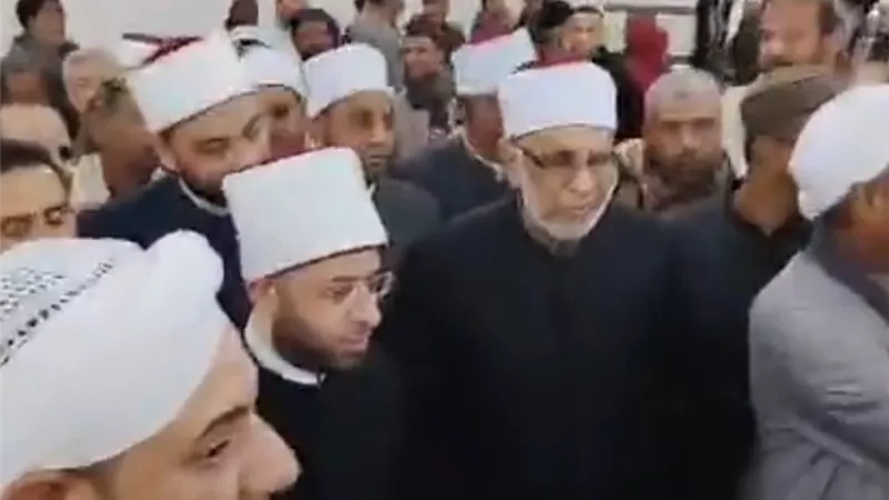 بحضور الأزهري ومحافظ الأقصر.. الساحة الرضوانية تنظم مجلسا للصلاةعلى النبي