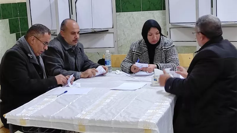 فرز أصوات الناخبين في جولة الإعادة لانتخابات مجلس النواب بالشرقية