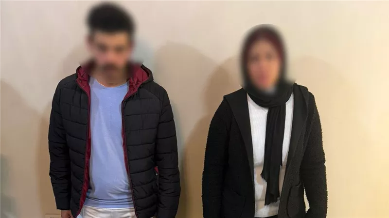 بطاقات و كروت دعاية و أموال.. رجل و إمرأة يوجهون الناخبين بالسويس 