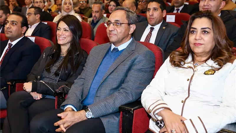 وزيرتا التخطيط والتنمية المحلية ومحافظ قنا يكرمون فريق تنمية الصعيد بقصر الثقا