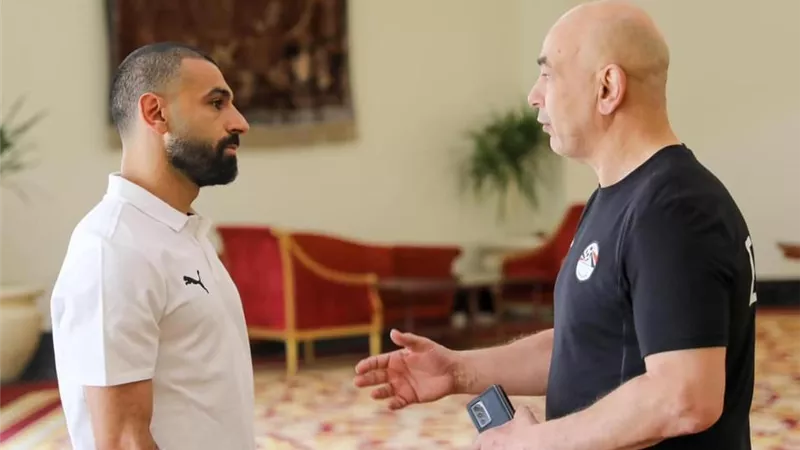 كواليس حديث حسام حسن مع محمد صلاح على هامش أول تدريبات الفراعنة بالمغرب