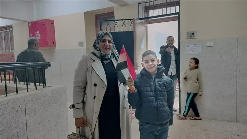 بعلم مصر وفلسطين.. أول مأذونة في مصر تدلي بصوتها بانتخابات النواب بالشرقية